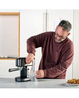 Kolbowy ekspres do kawy Black+Decker BXCO1350E